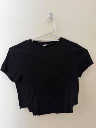 T-shirt noir court femme taille S bon état