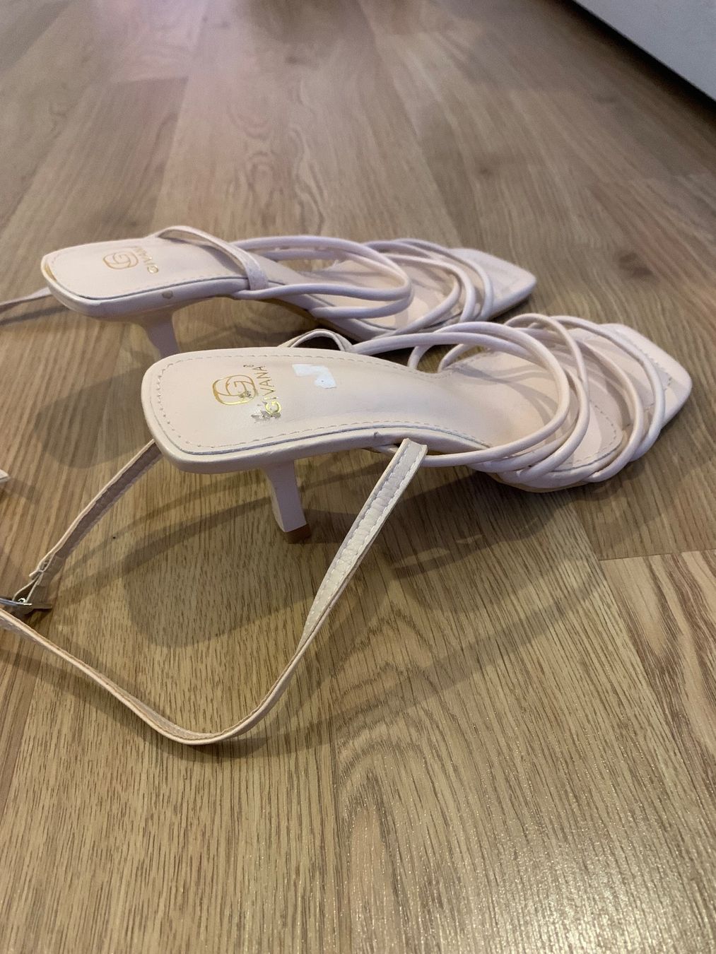 Scarpe da donna: Beige Sandalen mit Absatz – Nuovo (secondo la descrizione) da Solothurn venduto da anj_5zhn
