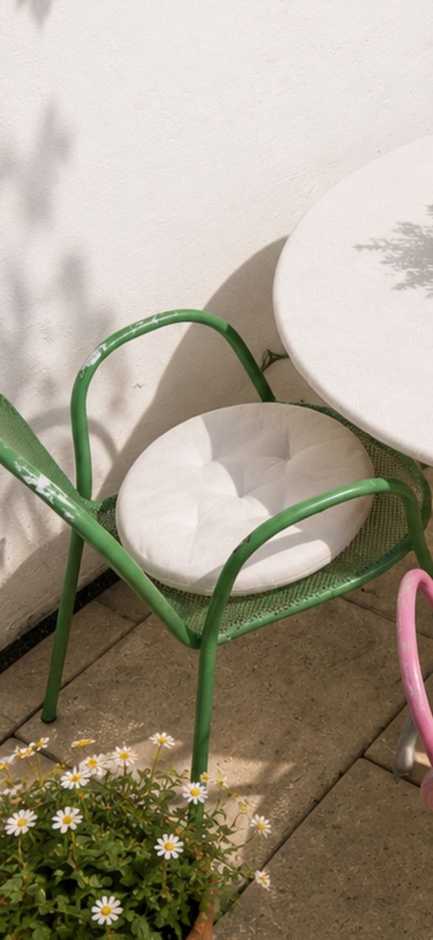 Set de table et chaises: Gartentisch rund weiss mit 4 farbigen Stühlen – D'occasion à Sünikon par R.K.E. 2