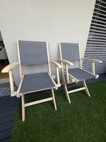 2 klappbare Balkon-/Gartenstühle aus Holz,  graue Bespannung