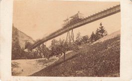 Vitznau (LU) Rigi Bahn Zug auf hoher Brücke
