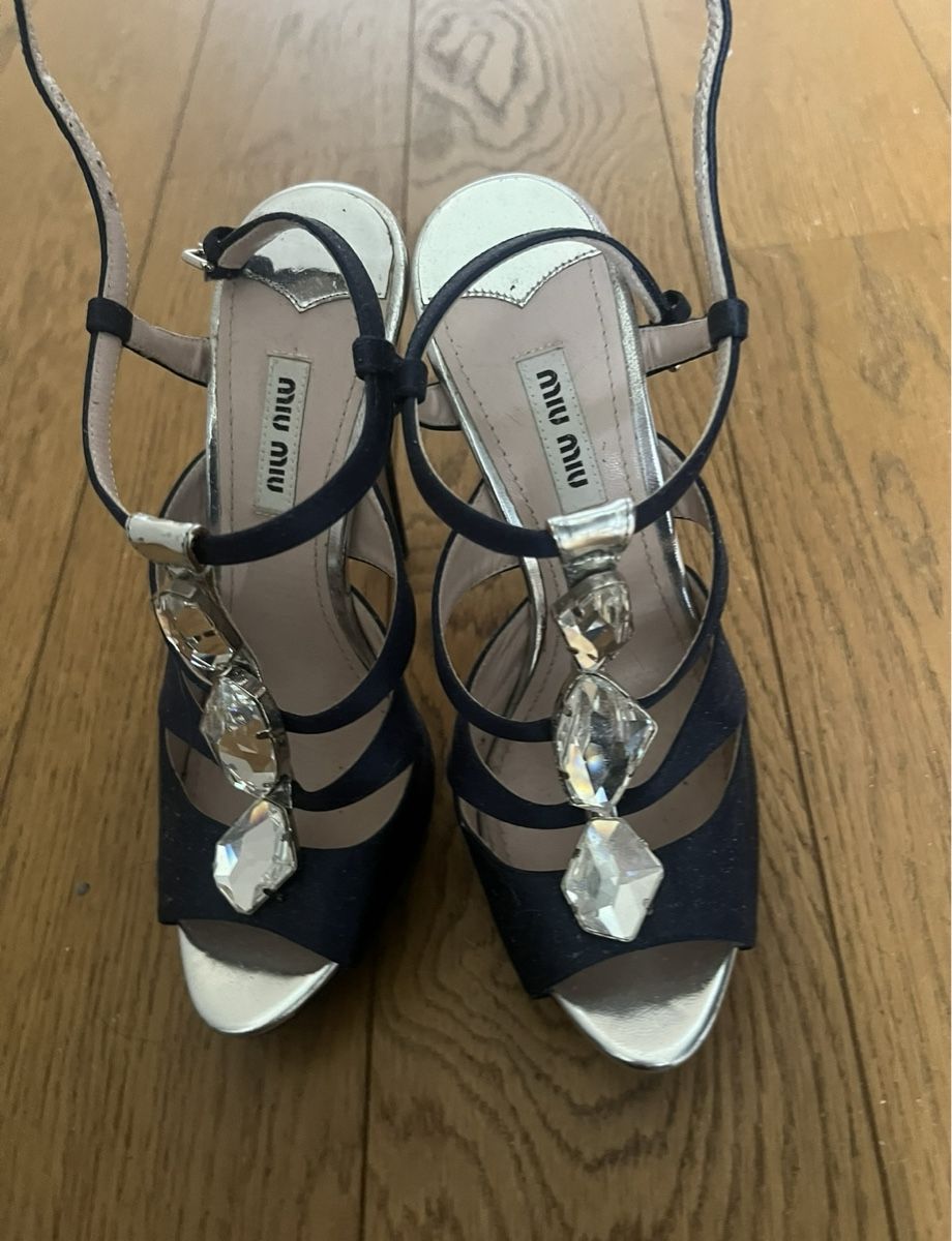 Miu Miu Damenschuhe: Miu Miu Satin Sandalen Crystal – Gebraucht aus Horgen von susu6969