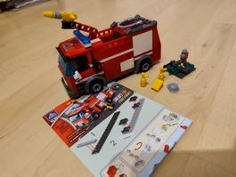 Feuerwehrauto mit viel Zubehör und Spielspass