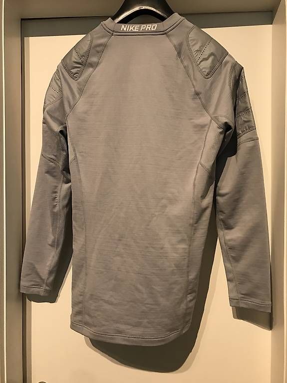 Nike Maglioni & Felpe: PULL compression NIKE gris M – Usato da Muri b. Bern venduto da Saldayann 1