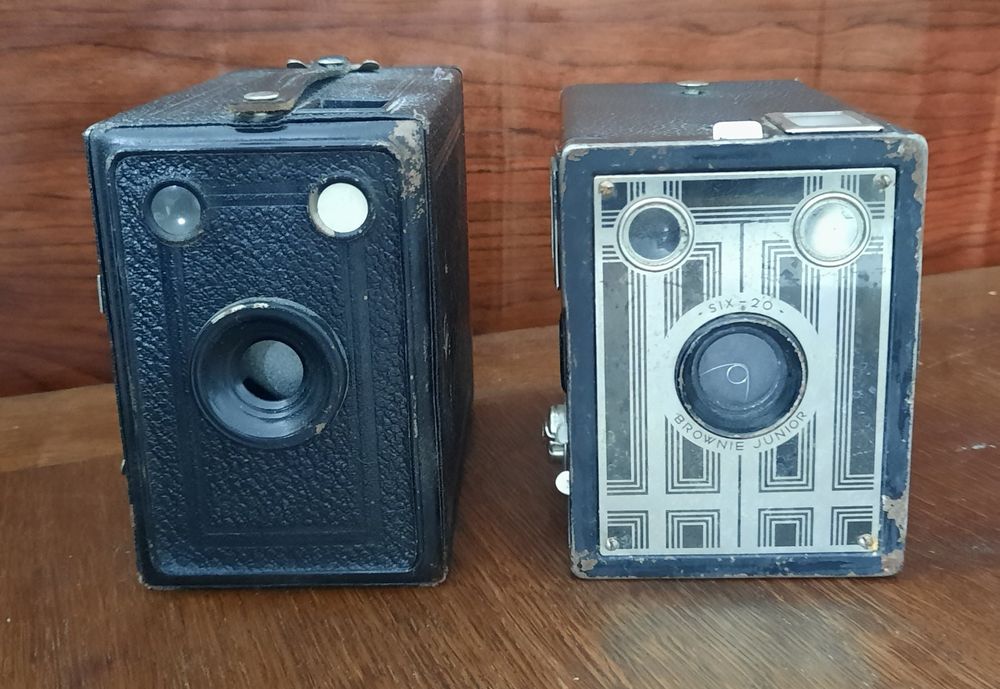 Lot De 2 Appareils Photo Anciens – Kodak Et Pentax – Occasion