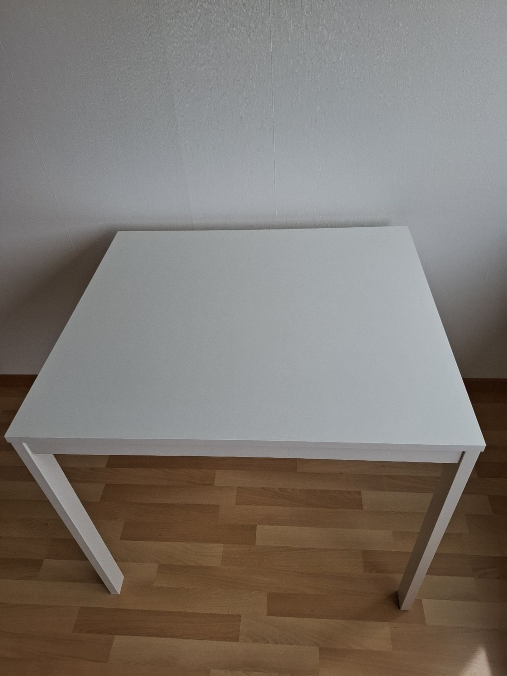 Ikea Tables: Kleiner Tisch – D'occasion à Hinwil par Ymmn 1