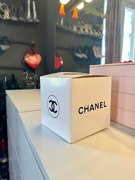 Borse da donna: CHANEL Authentic Rare Pearl Plexiglass Minaudiere Bag – Usato da Montagnola venduto da gia_6tcc 2