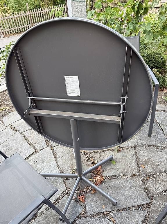 Set di tavolo e panche: Gartentisch mit 3 passende Stühlen – Usato da Lyss venduto da apennisi 1