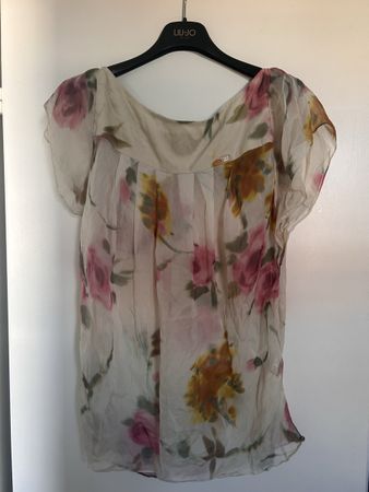 Top mit Blumenmuster aus 100% Seide