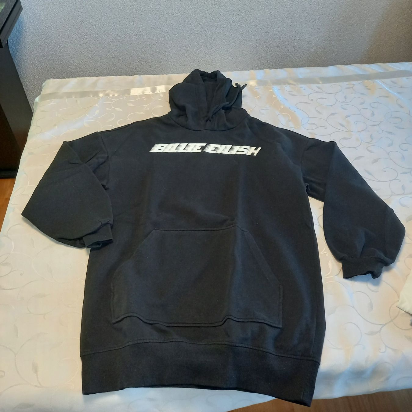 H&M Maglioni & Felpe: schwarzer Billie Eilish Pullover Gr XS von H&M – Usato da Brüttisellen venduto da kikaninchen79 1