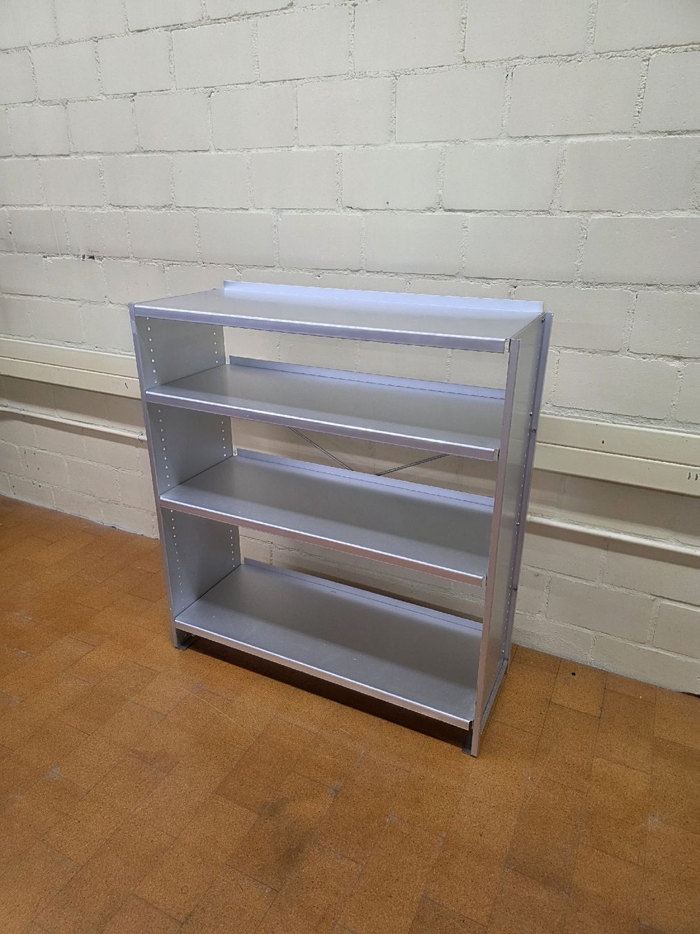 Lehni Scaffali: Designer Aluminium Regal Lehni – Usato da Lichtensteig venduto da UsedIN 2