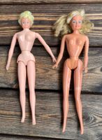 zwei Barbie Puppen