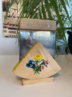 Käsemesser im Holzständer mit Bauernmalerei ! Vintage !