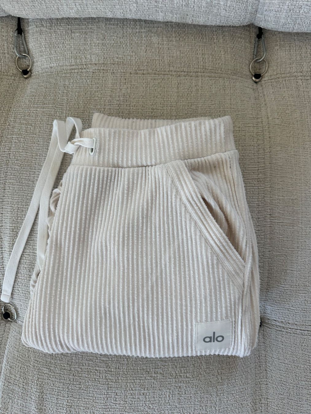 Alo Yoga Pantaloni: Trainerhose | Alo Yoga – Usato da Horgen venduto da naomijlo