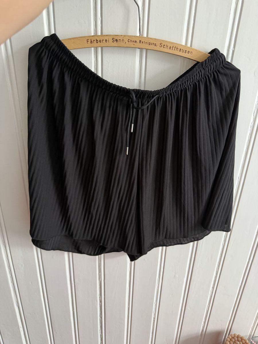 Lotti di vestiti: 3x kurze Hosen, 1x elegante Hose – Usato da Basadingen venduto da ttb_vs95 2