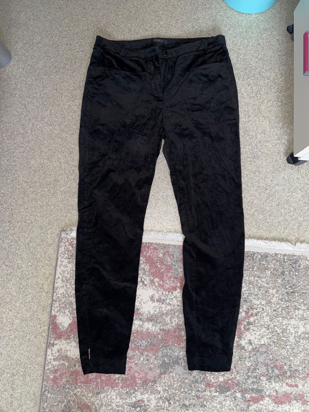 Esprit Pantalons: Esprit Cordhose schwarz Grösse 40 – D'occasion à Oberentfelden par mel_f97j