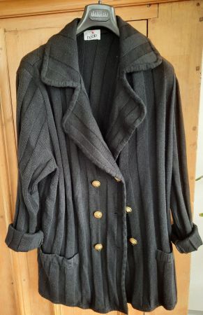 modische Strickjacke /Mantel mit Knöpfen