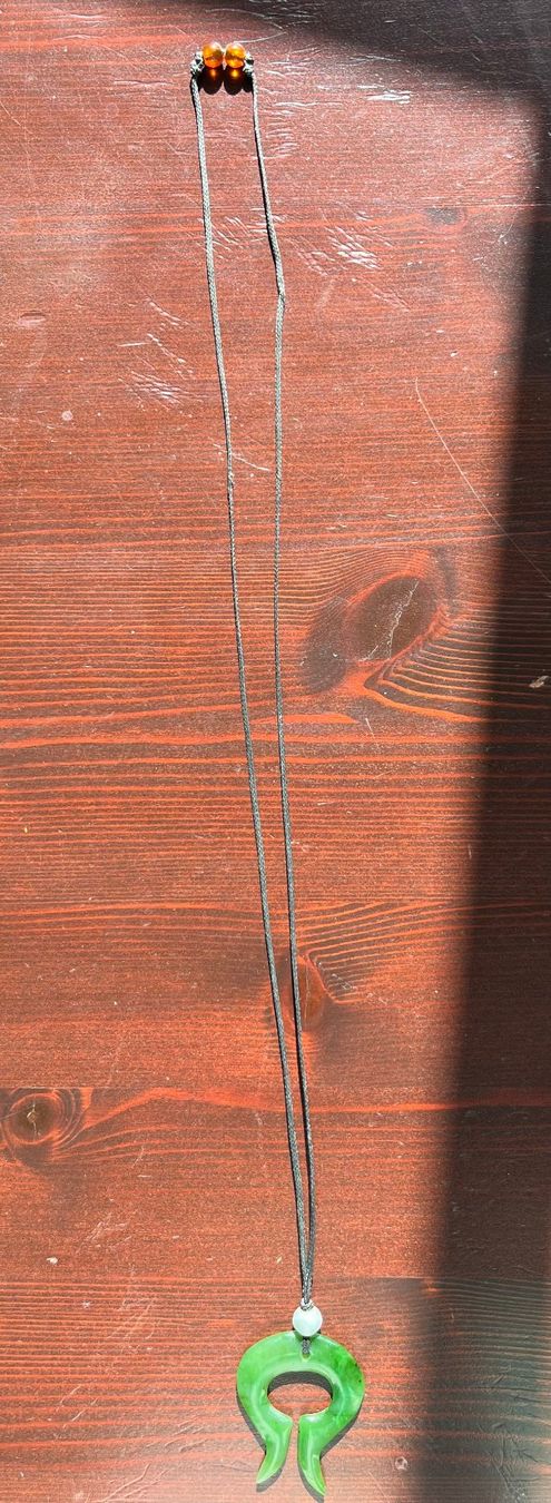 Ketten: Collier avec pendentif signe taureau en verre vert – Gebraucht aus Genève von Donnet2 1