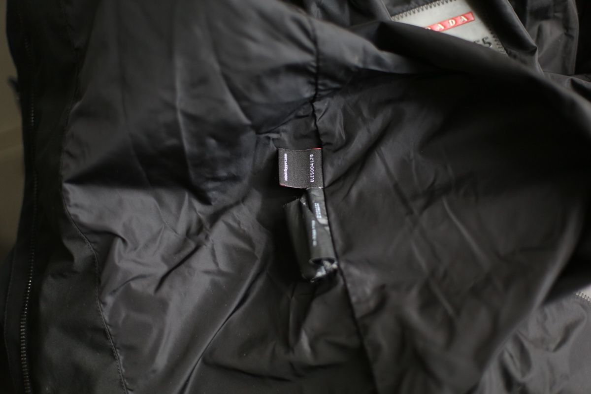Prada Giacche: Prada Black Belted Jacket - Timeless Style, Size 42 IT – Usato da Zürich venduto da Mariia_burlachenko 7