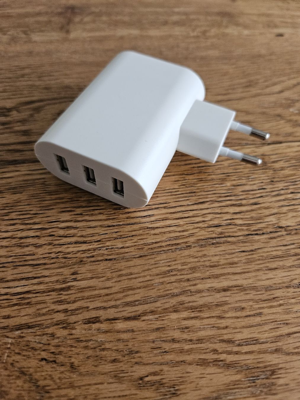 Caricabatterie: Strom und 3 USB-Anschlüsse, Ladegerät CH-Stecker – Nuovo (secondo la descrizione) da Zürich venduto da zweistein03 2