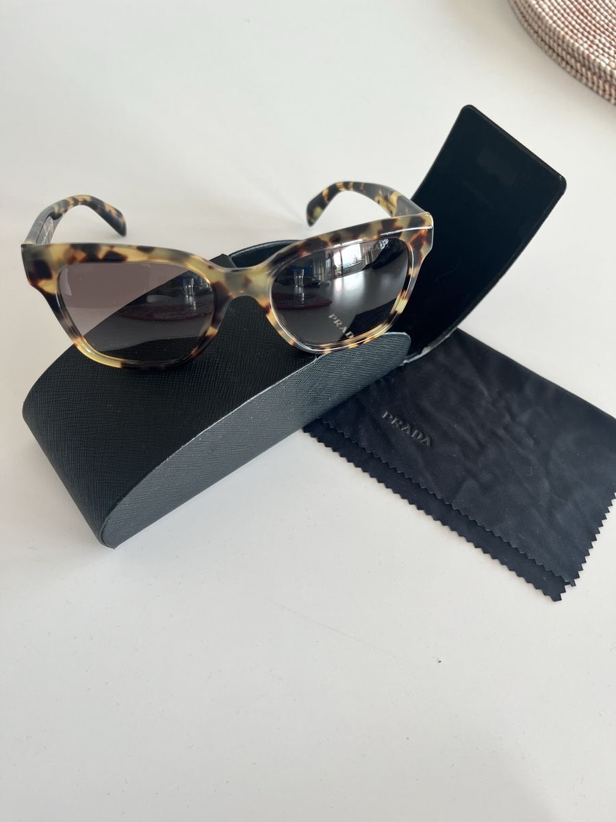 Prada Brillen & Gläser: Prada Sonnenbrille Original - super Zustand – Gebraucht aus Diepoldsau von Soleil0425