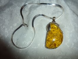 collier avec son pendentif d'ambre en argent pour femme