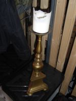 1 Kerzenständer Messing, 1 alte Stalllaterne