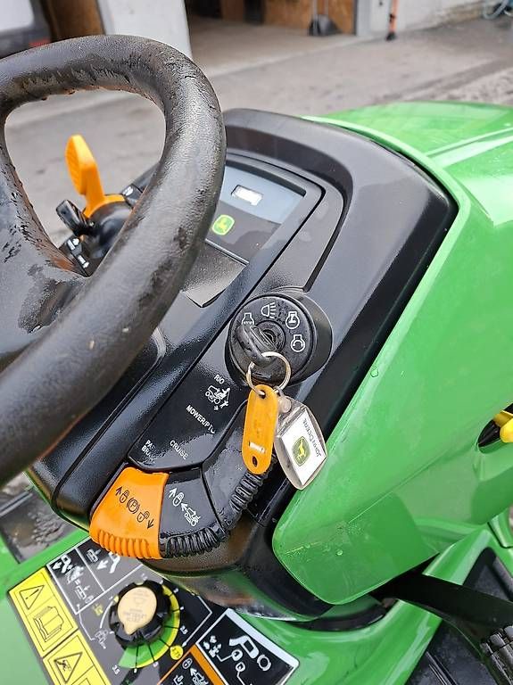 Rasenmäher: John Deere Rasentraktor X300R - mit Schneepflug – Gebraucht aus Plaffeien von ar01l842 4