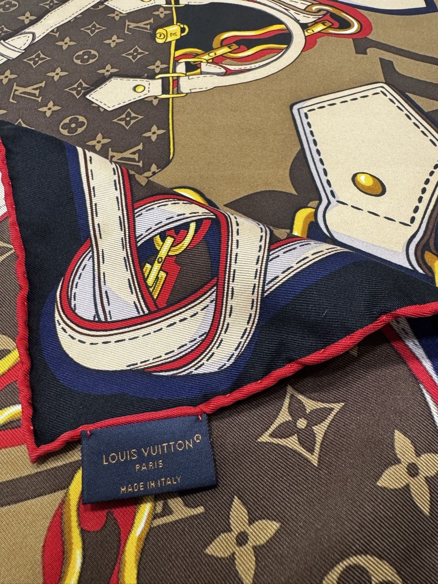 Louis Vuitton Foulards & écharpes: Louis Vuitton Silk Scarf Brown Monogram 90cm – D'occasion à Thonex par Lux_brands01 6