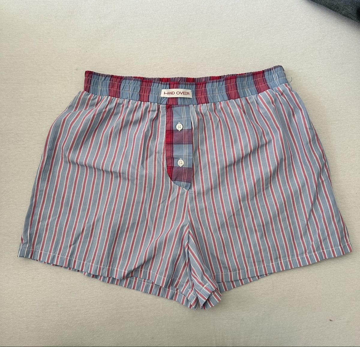 Stradivarius Pantaloni: Shorts HAND OVER – Usato da Rümlang venduto da sunny_buhu