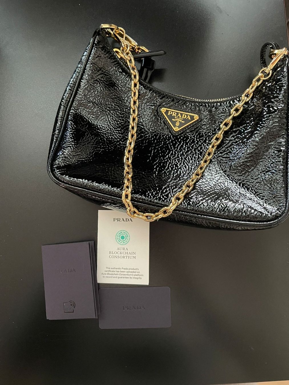 Prada Borse da donna: Prada Handtasche Lackleder Schwarz mit Goldkette – Usato da Hagendorn venduto da gtur94