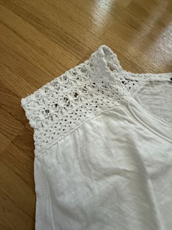 Süsses Sommer T-Shirt Weiss Grösse S/M mit Häkeldetail