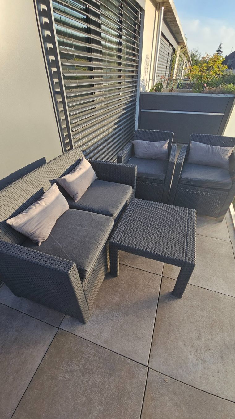 Set di tavolo e panche: Rattan Lounge für den Garten – Usato da Biberist venduto da MaxP9
