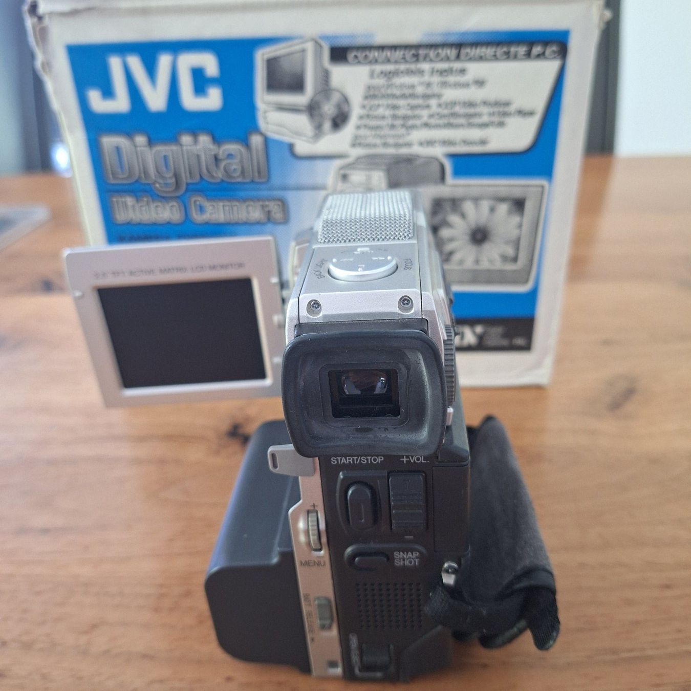 JVC Camcorder: Digital Video Camera – Defekt aus Raron von Neat 2