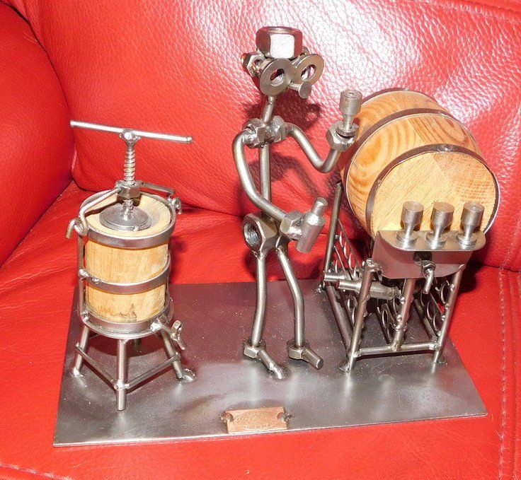 Sculture & Statue: Schraubenmännchen, Winzer, 13 x 23   H 18 cm – Usato da Villnachern venduto da Schnugelchen