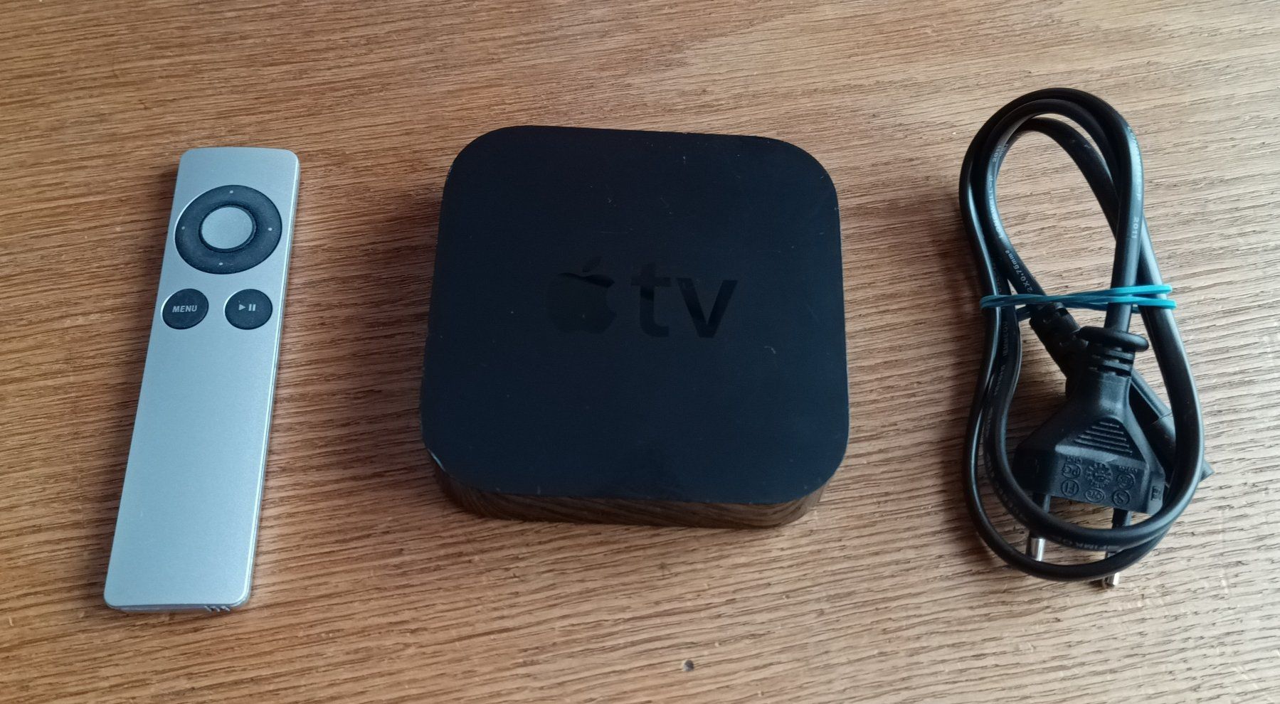 Apple Audio- & Mediensysteme: Apple TV A1427 V3 + télécommande/Fernbedienung – Gebraucht aus Schmitten FR von Sissad
