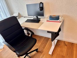 Höhenverstellbarer Schreibtisch inkl. Stuhl