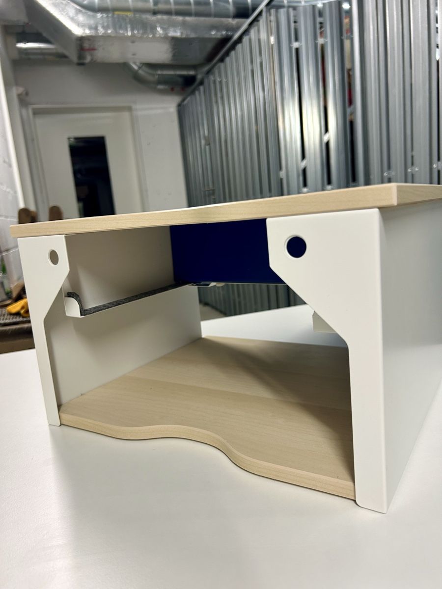 Comodini: Modern wooden bedside table with blue drawer – Nuovo (secondo la descrizione) da Zürich venduto da lud_7ztt 1