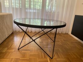 Runder Couchtisch aus Glas mit schwarzem Metallgestell