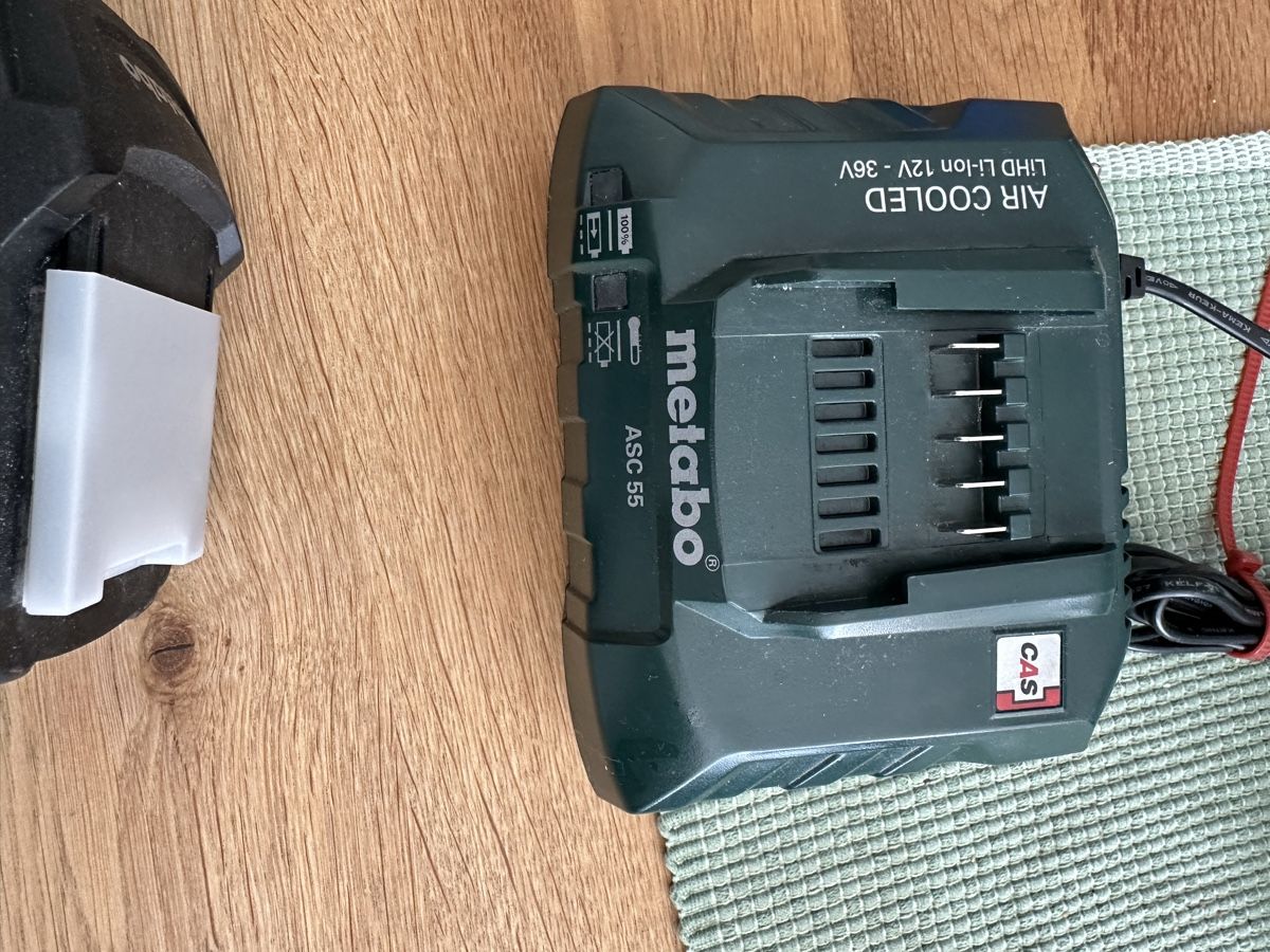 Chargements: metabo Ladegerät mit 2 Akkus – D'occasion à Landquart par lumima 1