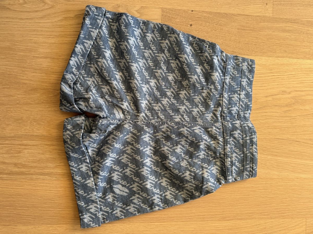 Jeans: Fendi High-Waisted Logo Denim Shorts – Nuovo (secondo la descrizione) da Vésenaz venduto da ann_7knk 4