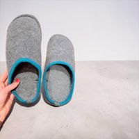 Hausschuhe grau mit blauem Rand guter Zustandekommen 