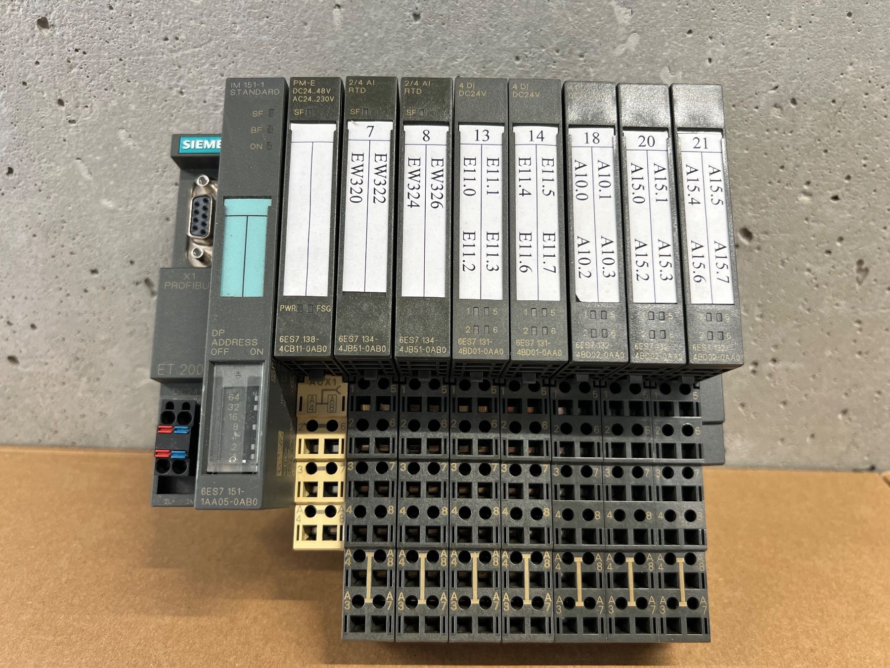 Siemens Sistema di controllo: Siemens Simatic DP Interface Modul IM151-1 - 6ES7151-1AA05-0 – Usato da Romanshorn venduto da DonRicardoo