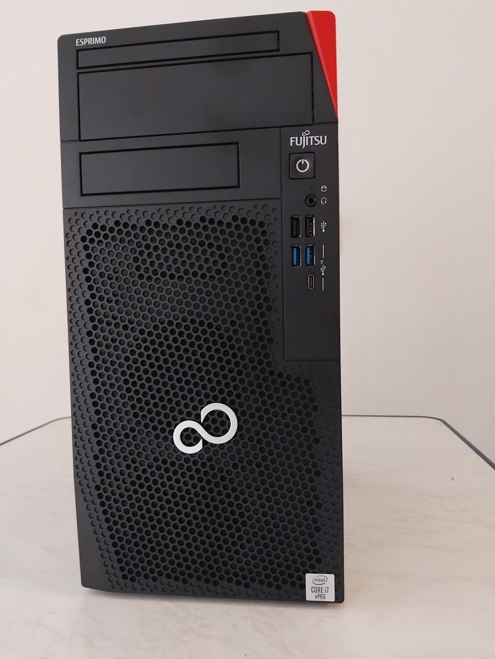 Fujitsu PC: PC Fujitsu Esprimo mit Windows 10 nagelneu – Nuovo e nell'imballaggio originale da Visp venduto da Reini_71