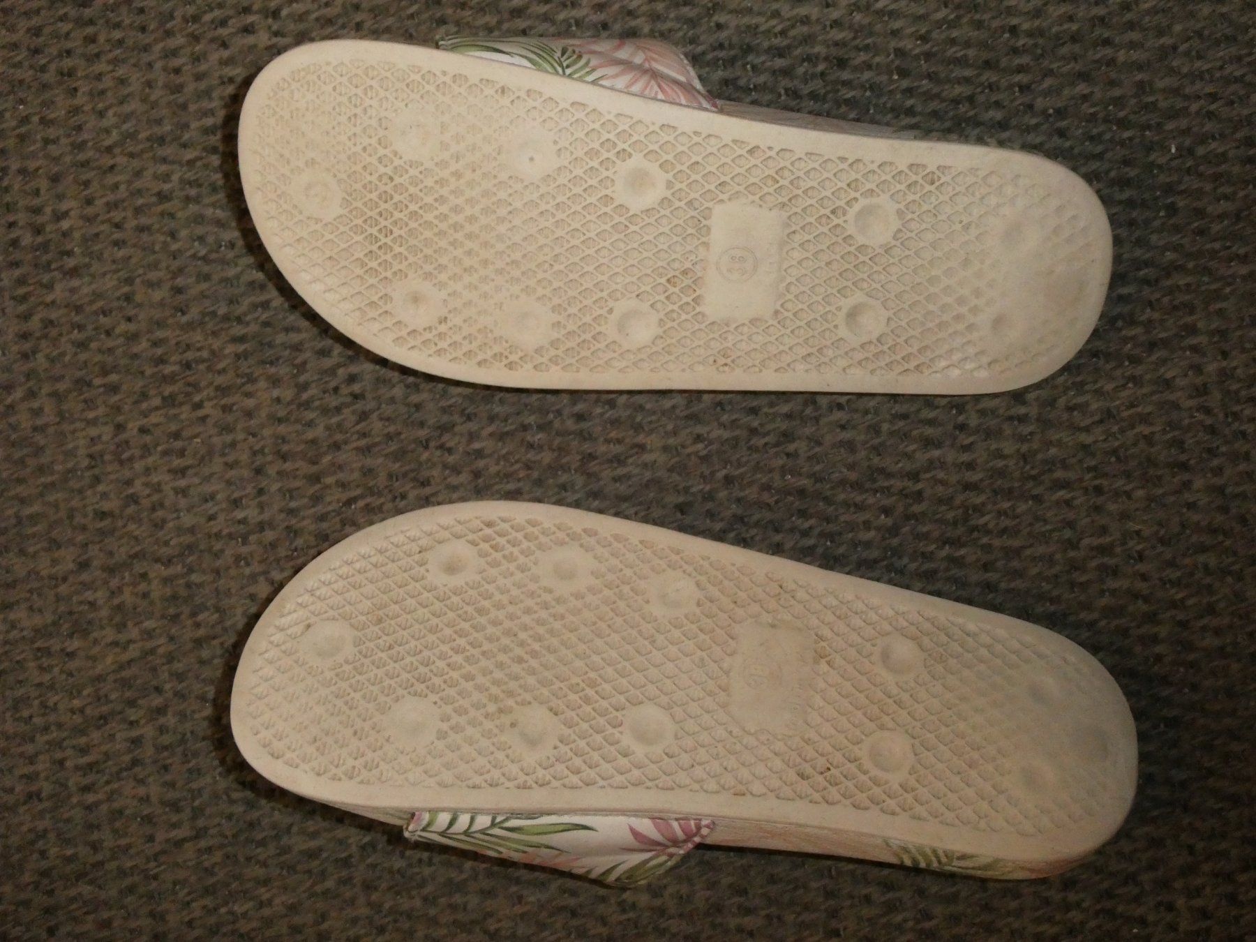 Scarpe per ragazze: Sommer Pantoletten mit Palmenmuster, Grösse 38 – Usato da Mels venduto da KOSL 1