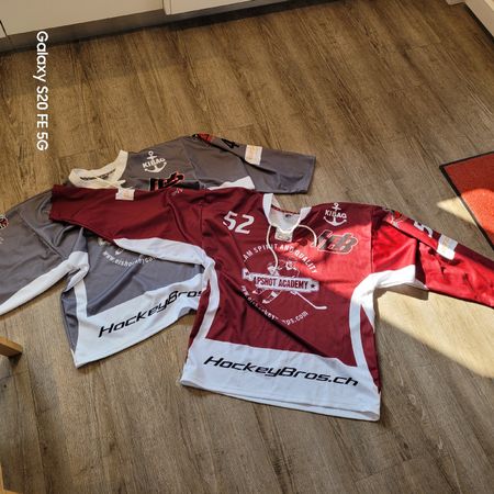 2 Eishockey Sportshirts in Grösse M