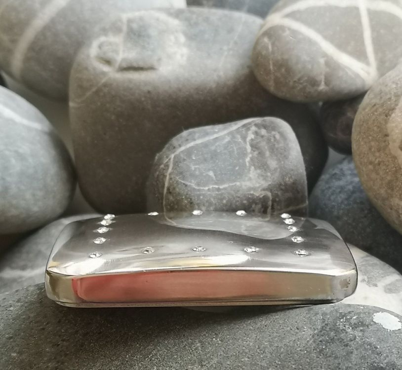 Tutte le decorazioni: Silbernes Döschen aus Metall mit Steinchen- berm. Glas – Usato da Subingen venduto da han_7rg6 5