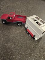 Schleich Pick-up mit Pferdeanhänger und zwei Pferden