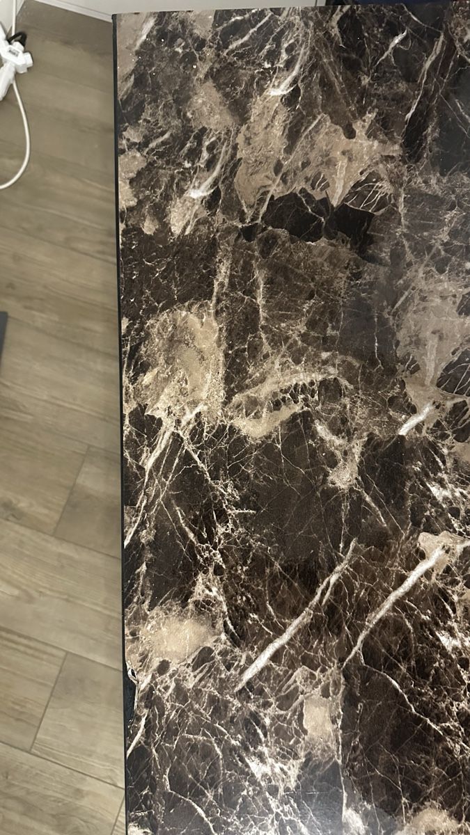 Tables: Edler Büro oder Esstisch mit Marmoroptik & goldenem Gestell – D'occasion à Richterswil par ivana025 2