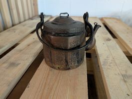 Antike dekorative Metallkanne / Teekanne mit Ornamenten